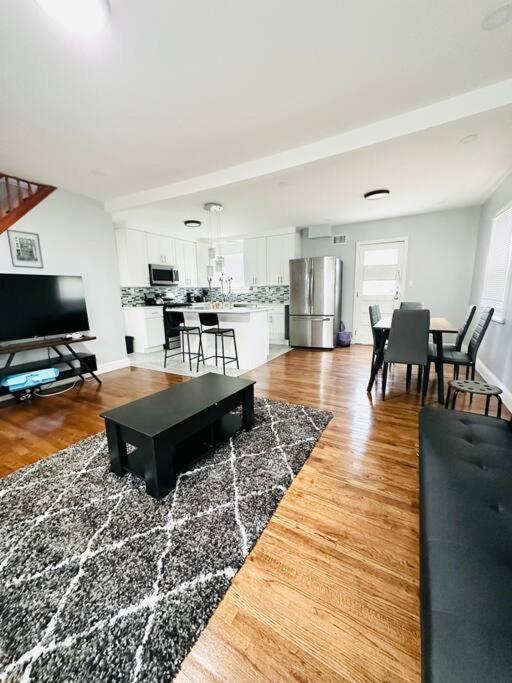Cheerful 4-Bedroom Home With Free Parking Elmont Kültér fotó