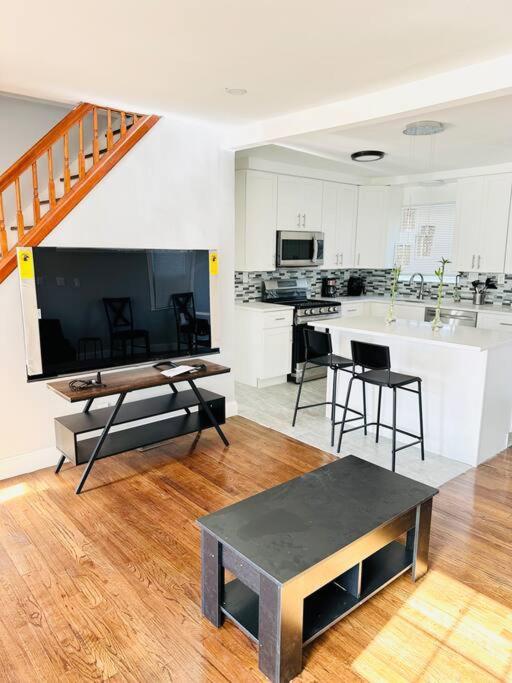 Cheerful 4-Bedroom Home With Free Parking Elmont Kültér fotó